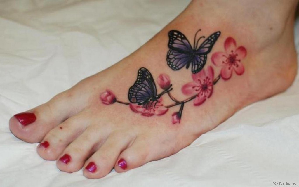 Тату бабочка на цветке на ноге